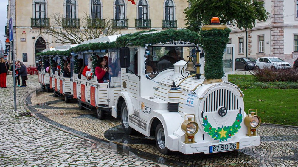 Comboio de Natal circula pela cidade. Aproveite a viagem!