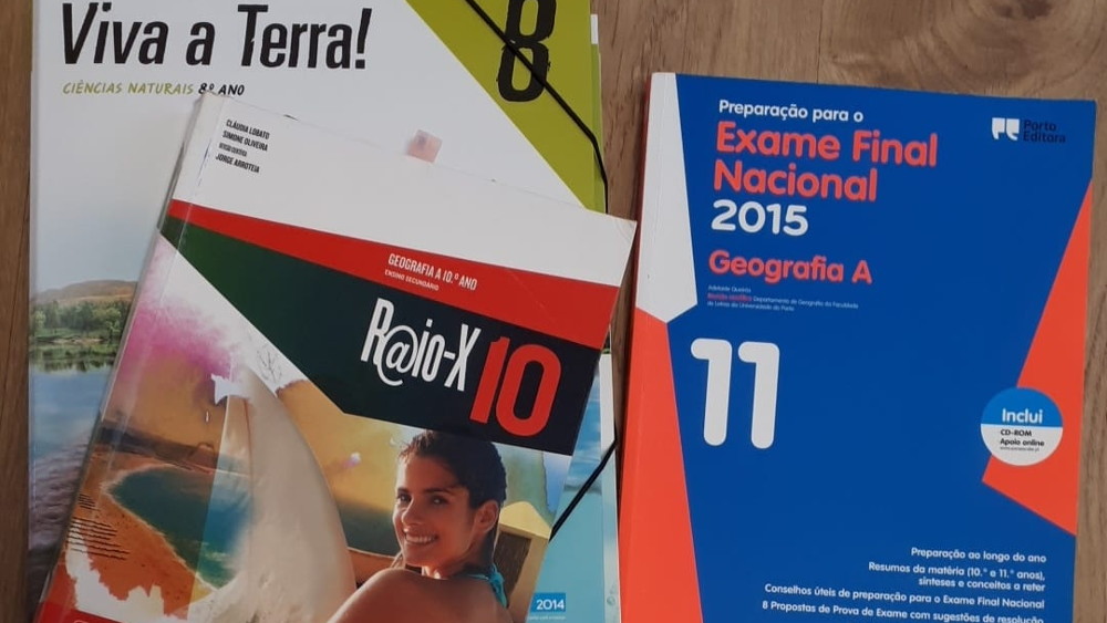 A Junta de Freguesia possui livros escolares