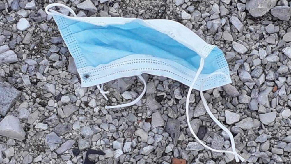 Coloque a máscara no lixo e nunca no chão